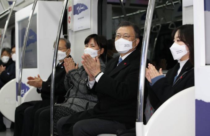 [울산=뉴시스 김진아 기자 = 문재인 대통령이 28일 울산 태화강역에서 열린 동남권 4개 철도건설사업 개통식을 마친 뒤 울산 태화강에서 부산 일광 구간의 광역전동차를 시승하고 있다. 2021.12.28.