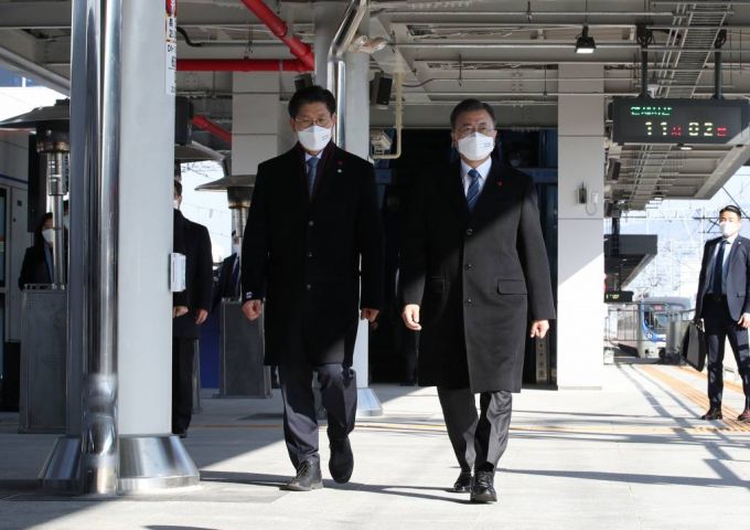 [울산=뉴시스] 김진아 기자 = 문재인 대통령이 28일 울산 태화강역에서 열린 동남권 4개 철도건설사업 개통식에 참석하고 있다. 2021.12.28.