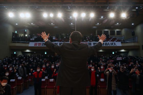 윤석열 국민의힘 대선 후보가 29일 오후 경북 안동시 한국국학진흥원에서 열린 국민의힘 경북도당 제20대 대통령 선거 경북선거대책위원회 출범식을 마치고 참석자들에게 인사하고 있다. 2021.12.29/뉴스1
