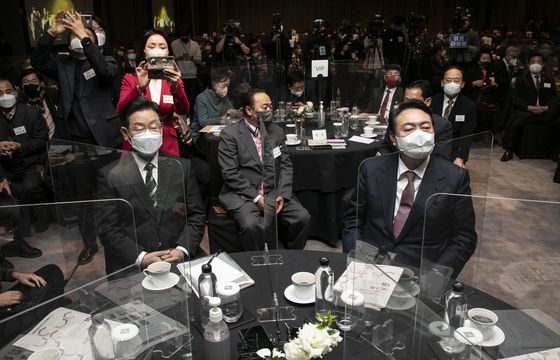 (서울=뉴스1) 구윤성 기자 = 이재명 더불어민주당 대선 후보와 윤석열 국민의힘 대선 후보가 28일 서울 여의도 페어몬트 앰배서더 서울 호텔에서 열린 '국가균형발전을 위한 지방소멸대응특별법안' 국회발의 간담회에 참석해 나란히 앉아 있다. 2021.12.28/뉴스1