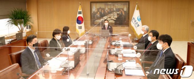 주열 한국은행 총재가 11월 25일 오전 서울 중구 한국은행에서 열린 금융통화위원회 본회의를 주재하고 있다.   이날 금통위는 기준금리를 연 1.00%로 0.25%포인트(p) 인상했다. 이로써 신종 코로나바이러스 감염증(코로나19) 사태에 대응하기 위해 지난해 3월부터 이어진 0%대 '제로 금리' 시대는 1년 8개월만에 막을 내리게 됐다./사진제공=한국은행