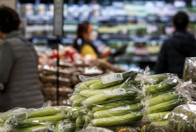 21일 오전 서울시내 한 대형마트를 찾은 시민들이 장을 보고 있다./사진=뉴시스