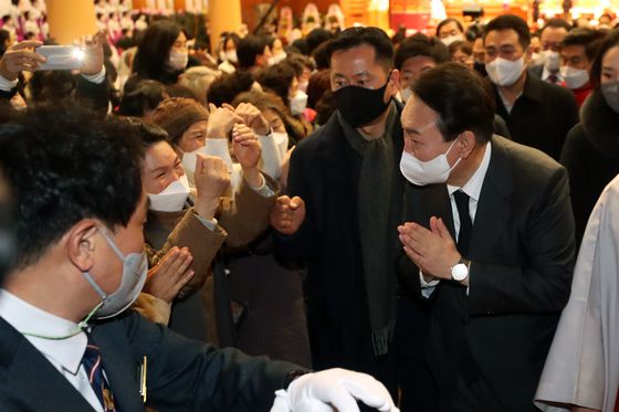 (단양=뉴스1) 이승배 기자 = 윤석열 국민의힘 대선후보가 31일 충북 단양 구인사에서 열린 상월원각대조사 탄신 110주년 봉축 법회를 마치고 나서며 신도들과 인사하고 있다. 2021.12.31/뉴스1