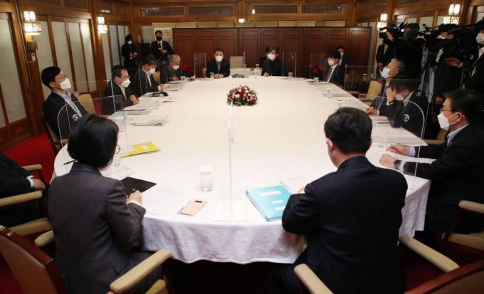 [서울=뉴시스] 김진아 기자 = 유영민 대통령 비서실장이 24일 서울 종로구 국무총리공관에서 병상 확충 태스크포스(TF) 1차 회의를 주재하고 있다. 2021.12.24.