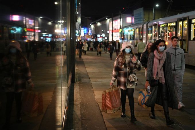 마스크 쓴 시민들이 영국 맨체스터 거리를 걷고 있다./사진=AFP