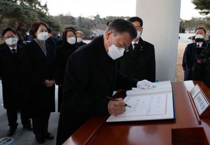 [서울=뉴시스] 김진아 기자 = 문재인 대통령과 국무위원들이 새해 첫날인 1일 서울 동작동 국립서울현충원을 방문, 현충탑을 참배한 뒤 방명록을 작성하고 있다.  2022.01.01.
