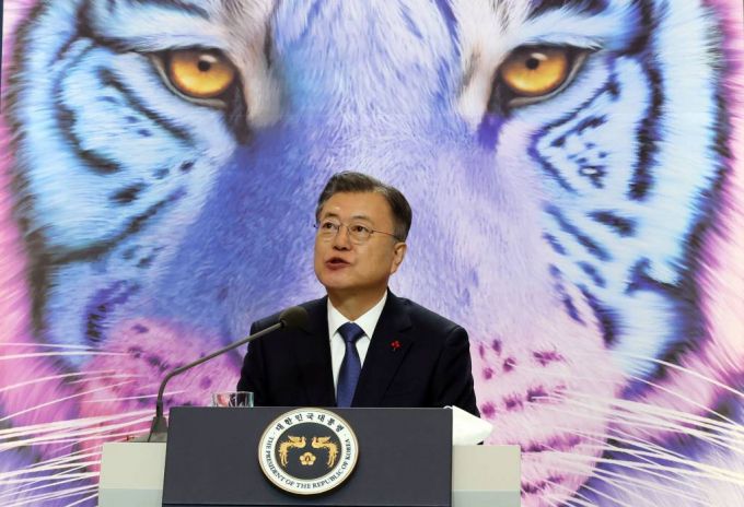 [서울=뉴시스] 전진환 기자 = 문재인 대통령이 3일 오전 청와대에서 화상으로 열린 '2022년 신년 인사회'에서 인사말을 하고 있다. 2022.01.03.