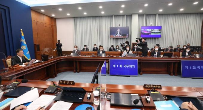 [서울=뉴시스] 전진환 기자 = 문재인 대통령이 4일 오전 청와대 여민관 영상회의실에서 열린 국무회의에 참석해 발언하고 있다. 2022.01.04.