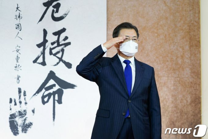 (서울=뉴스1) 유승관 기자 = 문재인 대통령이 16일 청와대 영빈관에서 열린 준장 진급자 삼정검 수여식에서 진급자들의 거수경례를 받고 있다.  삼정검 수여식은 군 통수권자인 대통령이 장성 진급자에게 육·해·공군 및 해병대 전군이 하나가 돼 호국과 통일, 번영의 정신을 달성하고 국가와 국민을 위해 헌신한다는 각오와 의지를 당부하는 차원에서 거행하는 전통이다. 2021.11.16/뉴스1