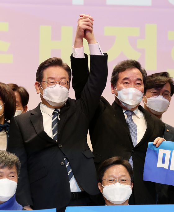 (광주=뉴스1) 이동해 기자 = 더불어민주당 이재명 대선후보와 이낙연 전 대표가 5일 오전 광주 서구 김대중컨벤션센터에서 '국가비전·국민통합위원회 첫 번째 비전회의'를 마친 뒤 기념사진을 찍고 있다.  이 후보와 이 전 대표가 공동위원장을 맡은 국가비전·국민통합위원회는 매주 비전회의를 통해 5개 분야(민주, 혁신, 포용, 미래, 평화) 비전 메시지를 제시하기로 했는데, 이번 회의 주제는 '민주'다. 2022.1.5/뉴스1