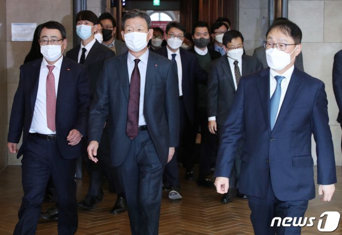 (서울=뉴스1) 박정호 기자 = 25일 오전 서울 여의도 CCMM빌딩에서 열린 지하철 Wi-Fi 28㎓ 백홀 실증 결과 발표 및 농어촌 5G 공동이용망 시범상용화 개시 행사에 유영상 SK텔레콤 대표(왼쪽부터), 황현식 엘지유플러스 대표, 구현모 KT 대표가 참석하고 있다.   과학기술정보통신부는 지난 4월 발표한 「농어촌 5G 공동이용 계획」에 따라 11월 25일부터 전국 12개 시·군 내 일부 읍면에서 시범상용화를 시작, 22년 연내 1단계 상용화를 실시하고 ‘24년 상반기까지 단계적으로 상용화를 완료할 계획이다.  임 장관은 이날 행사에 앞서 통신3사 대표들과의 간담회에서 네트워크 투자확대, 농어촌 5G 공동망 조기구축, 지하철 와이파이 확대 등 28㎓ 망 구축, 네트워크 안정성 확보, 청년 지원방안 등을 논의했다. 2021.11.25/뉴스1