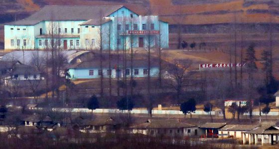 (파주=뉴스1) 김명섭 기자 = 합동참모본부는 5일 오전 북한이 내륙에서 동해상으로 탄도미사일로 추정되는 발사체 1발을 발사했다고 밝혔다. 사진은 이날 오후 경기도 파주시 오두산전망대에서 바라본 북한 개풍군 마을. 2021.1.5/뉴스1