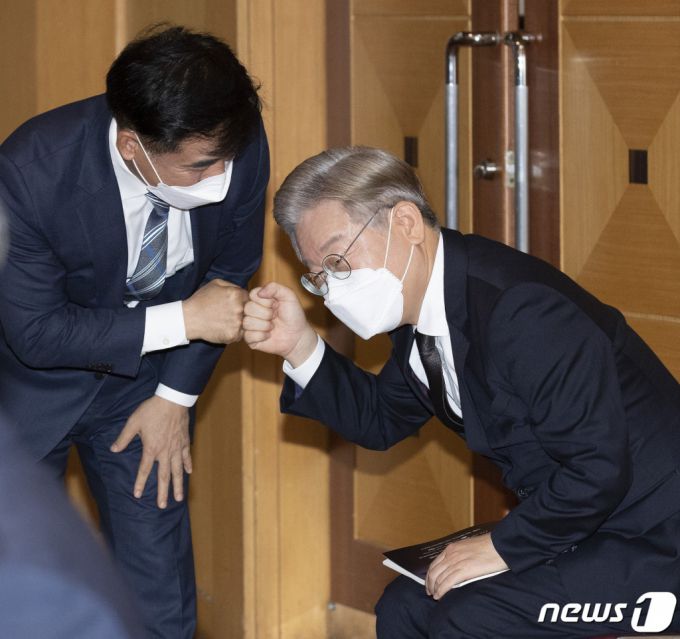 더불어민주당 대선 예비후보인 이재명 경기도지사가 지난해 9월28일 오후 서울 영등포구 중앙보훈회관에서 열린 개발이익 환수 법제화 긴급토론회에서 김병욱 의원과 인사하고 있다. / 사진제공=뉴스1