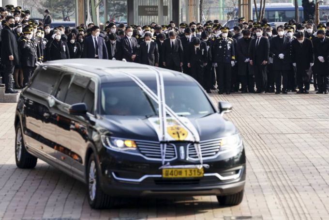 [평택=뉴시스 문재인 대통령이 8일 오전 경기도 평택시 이충문화체육센터에서 엄수된 경기도 순직 소방공무원 영결식을 마친 후 운구 차량을 향해 묵념하고 있다. (사진=청와대 제공) 2022.01.08.