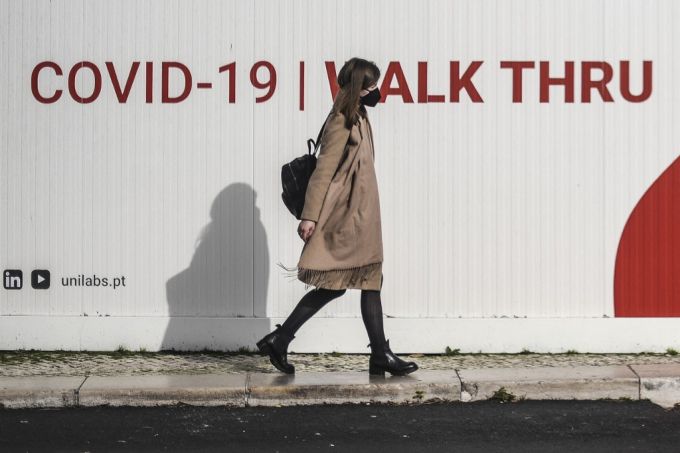 포르투갈 리스본의 한 코로나19 검사소를 지나는 시민./사진=AFP