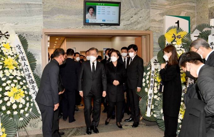 [광주=뉴시스] 변재훈 기자 = 문재인 대통령과 부인 김정숙 여사가 9일 광주 동구 조선대병원장례식장에 차려진 이한열 열사의 모친 고(故) 배은심 여사의 빈소를 찾아 조문한 뒤 이동하고 있다. 2022.01.09.