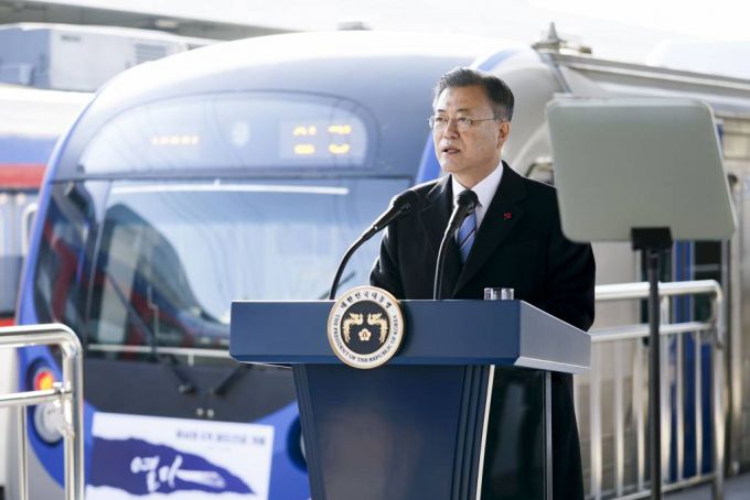 [울산=뉴시스] 김진아 기자 = 문재인 대통령이 28일 울산 태화강역에서 열린 동남권 4개 철도건설사업 개통식에서 발언하고 있다. 2021.12.28.
