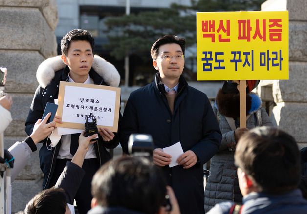 (서울=뉴스1) 이재명 기자 = 유튜버 양대림군(왼쪽)과 채명성 변호사가 7일 오후 서울 종로구 헌법재판소 앞에서 방역패스 효력정지 가처분 신청서 접수에 앞서 기자회견을 하고 있다. 2022.1.7/뉴스1