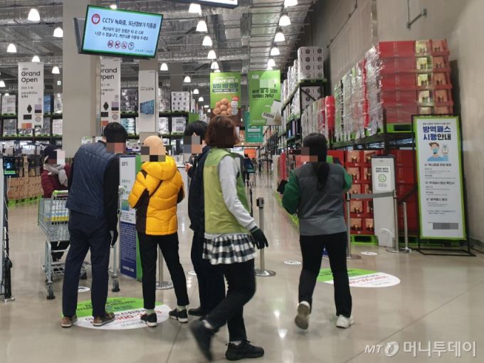 10일 오전10시 서울시내 대형마트 입구에서 직원들이 고객들의 방역패스 확인을 하고 있다.오른편에 방역패스 시행 안내문이 눈에 띈다. /사진=이재은 기자