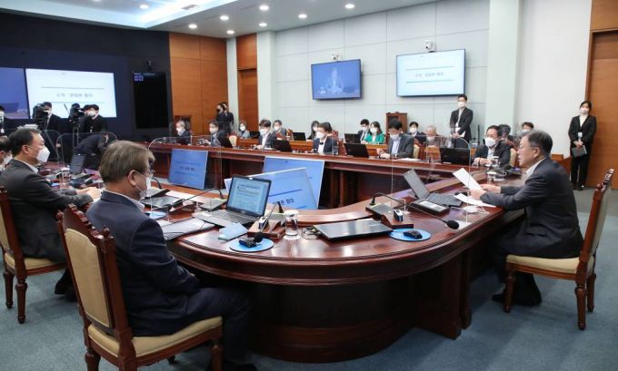 [서울=뉴시스 김진아 기자 = 문재인 대통령이 10일 청와대에서 열린 수석보좌관회의에서 발언하고 있다. 2022.01.10.