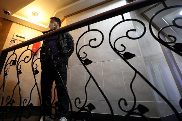 이재명 더불어민주당 대선후보의 '변호사비 대납 의혹' 관련 녹취록을 최초로 제보했던 50대 남성이 숨진 채 발견됐다. 12일 경찰에 따르면 이모씨는 전날(11일) 오후 8시40분쯤 서울 양천구 신월동의 한 모텔에서 숨진 채 발견됐다. 이씨는 약 3개월 전부터 이 모텔에 장기투숙한 것으로 확인됐다. 사진은 이날 이모씨가 숨진 서울 양천구 모텔에서 경찰 관계자가 현장 조사를 위해 대기하는 모습. /사진=뉴스1