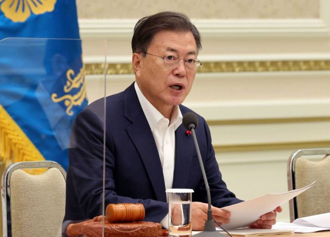 [서울=뉴시스 김진아 기자 = 문재인 대통령이 13일 오전 청와대 영빈관에서 열린 제1회 중앙지방협력회의에서 발언하고 있다. 2022.01.13.