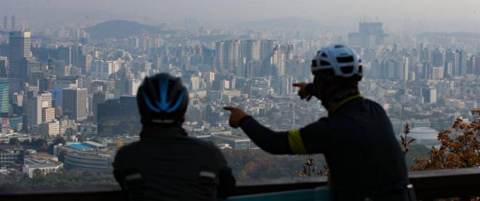 [서울=뉴시스] 조수정 기자 = 부동산 규제 풍선효과로 대출 규제를 피할 수 있는 6억원 이하 아파트 매수가 늘며 서울시내 6억원 이하 아파트 매물이 빠르게 줄어들고 있다. 사진은 31일 서울 남산에서 바라본 서울 강북권 아파트. 2021.10.31.