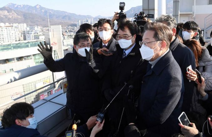 [서울=뉴시스] 국회사진기자단 = 이재명 더불어민주당 대선 후보가 13일 서울 노원구 한 빌딩 옥상에서 부동산 정책발표 전 노후 아파트 단지를 살펴보고 있다. 2022.01.13.