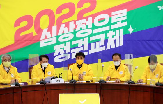 (서울=뉴스1) 이승배 기자 = 여영국 정의당 총괄상임선대위원장이 6일 오전 국회에서 상임선거대책위원회 회의를 주재하고 있다. 2022.1.6/뉴스1