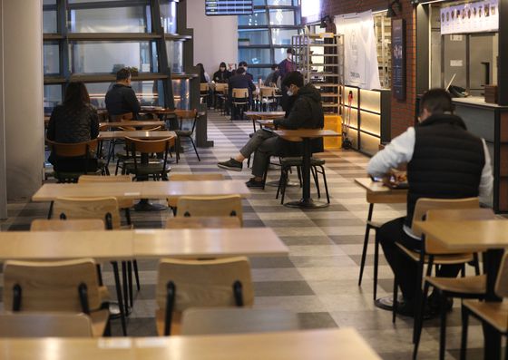 (서울=뉴스1) 신웅수 기자 = 20일 서울의 한 식당가에서 시민들이 혼밥 식사를 하고 있다.  사회적 거리두기 강화에 따라 백신 미접종자는 식당과 카페 등을 1인 단독으로만 이용할 수 있다.  단 48시간 이내 발급받은 PCR 음성확인서 소지자나 18세 이하, 확진 후 완치자, 불가피한 접종 불가자는 예외로 인정된다.  식당과 카페를 제외한 곳에서는 접종 여부와 상관없이 4명까지 모일 수 있다. 2021.12.20/뉴스1