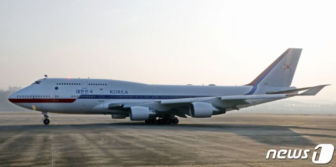 (성남=뉴스1) 황기선 기자 = 12일 오전 경기 성남시 서울공항에 교체를 앞둔 대통령 전용기 공군 1호기 보잉 B747 400이 계류돼 있다.   정부와 군 관계자에 따르면 새롭게 투입되는 공군 1호기의 기종은 보잉사의 B747-8i로 교체된다. 2021.12.12/뉴스1