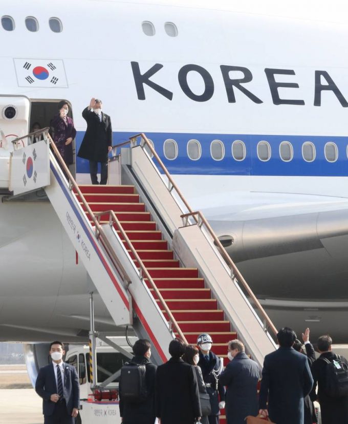 [성남=뉴시스] 전진환 기자 = 아랍에미리트(UAE), 사우디아라비아, 이집트 등 중동 3개국 6박 8일간의 순방을 위해 출국하는 문재인 대통령과 부인 김정숙 여사가 15일 오전 경기 성남시 서울공항에 도착해 공군1호기에 올라 환송인사들에게 손 인사를 하고 있다. 2022.01.15.