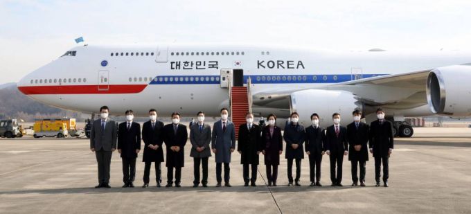 [성남=뉴시스] 전진환 기자 = 중동 3개국 순방에 나서는 문재인 대통령과 김정숙 여사가 15일 서울공항에서 신형 공군 1호기를 배경으로 관계자들과 기념촬영을 하고 있다. 2022.01.15.