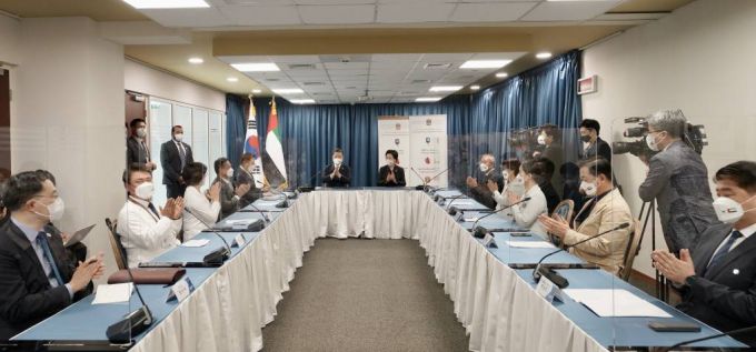 [라스알카이마=뉴시스] 김진아 기자 = 문재인 대통령과 김정숙 여사가 17일 아랍에미리트 셰이크칼리파 전문병원(SKSH)을 방문해 한국 의료진 및 직원과 간담회를 하며 격려하고 있다. 2022.01.17.