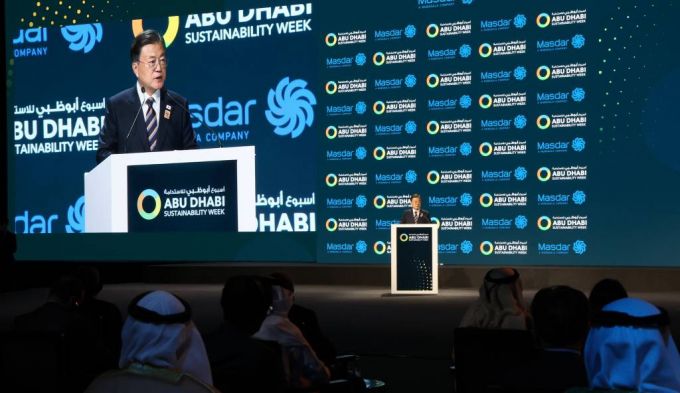 [두바이=뉴시스] 김진아 기자 = 문재인 대통령이 17일(현지시간) 아랍에미리트(UAE) 두바이 엑스포 전시센터 남관에서 열린 아부다비 지속가능성주간 개막식에서 기조연설을 하고 있다. 2022.01.17.