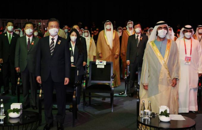 [두바이=뉴시스 김진아 기자 = 문재인 대통령과 모하메드 빈 라시드 알 막툼 UAE 총리 겸 두바이 군주가 17일(현지시간) 아랍에미리트(UAE) 두바이 엑스포 전시센터 남관에서 열린 아부다비 지속가능성주간 개막식 및 자이드상 시상식에 자리하고 있다.2022.01.17.