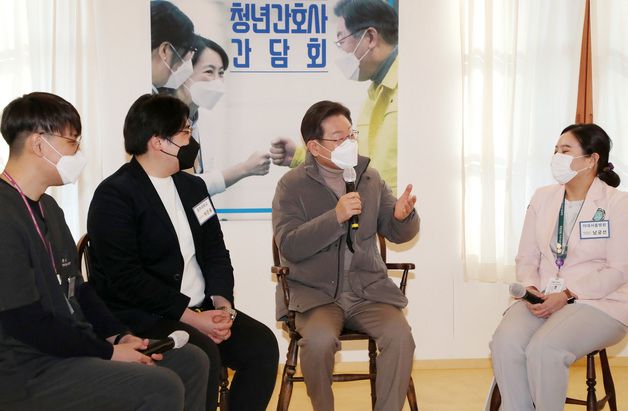 (서울=뉴스1) 국회사진취재단 = 이재명 더불어민주당 대선후보가 17일 오전 서울 강서구 이화여대 서울병원 보구녀관에서 열린 청년 간호사 간담회에 참석해 발언하고 있다. 2022.1.17/뉴스1