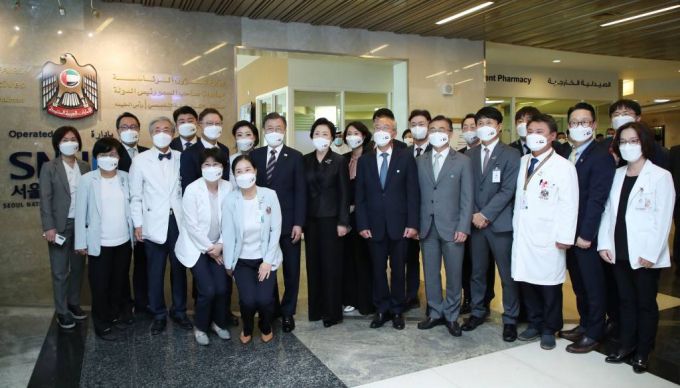 [두바이=뉴시스] 김진아 기자 = 문재인 대통령과 김정숙 여사가 17일 아랍에미리트 셰이크칼리파 전문병원(SKSH)을 방문해 김연수 서울대병원 병원장을 비롯한 간담회 참석자들과 기념촬영을 하고 있다. 2022.01.17.