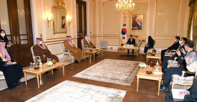 [리야드=뉴시스] 김진아 기자 = 문재인 대통령이 19일(현지시간) 사우디아라비아 영빈관 접견실에서 나예프 알하즈라프 걸프협력회의(GCC) 사무총장을 접견하고 있다. 2022.01.19.