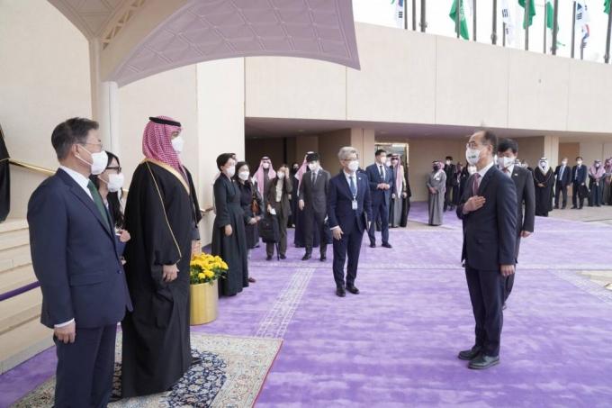 [리야드=뉴시스] 김진아 기자 = 아랍에미리트(UAE), 사우디아라비아, 이집트 등 중동 3개국 순방 중인 문재인 대통령이 18일(현지시간) 사우디아라비아 킹칼리드 국제공항 왕실터미널에서 열린 공식 환영식에서 모하메드 빈 살만 사우디 왕세자에게 우리측 수행원을 소개하고 있다. 2022.01.18.