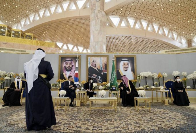 [리야드=뉴시스 김진아 기자 = 아랍에미리트(UAE), 사우디아라비아, 이집트 등 중동 3개국 순방 중인 문재인 대통령이 모하메드 빈 살만 사우디 왕세자와 18일(현지시간) 사우디아라비아 킹칼리드 국제공항 왕실터미널에서 환담하고 있다. 2022.01.18.