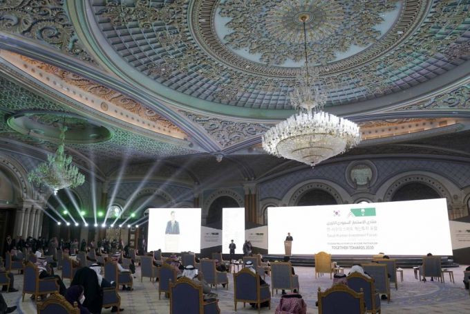 [리야드=뉴시스] 김진아 기자 = 문재인 대통령이 18일(현지시간) 사우디아라비아 리야드 한 호텔에서 열린 한-사우디 스마트 혁신포럼에서 축사를 하고 있다. 2022.01.19.