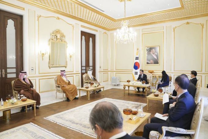 [리야드=뉴시스] 김진아 기자 = 문재인 대통령이 19일(현지시간) 사우디아라비아 영빈관 접견실에서 나예프 알하즈라프 걸프협력회의(GCC) 사무총장을 접견하고 있다. 2022.01.19.