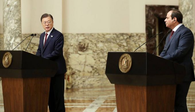 [카이로=뉴시스 김진아 기자 = 문재인 대통령과 압델 파타 엘시시 대통령이 20일 이집트 카이로 대통령궁에서 공동 언론발표를 하고 있다. 2022.01.20.