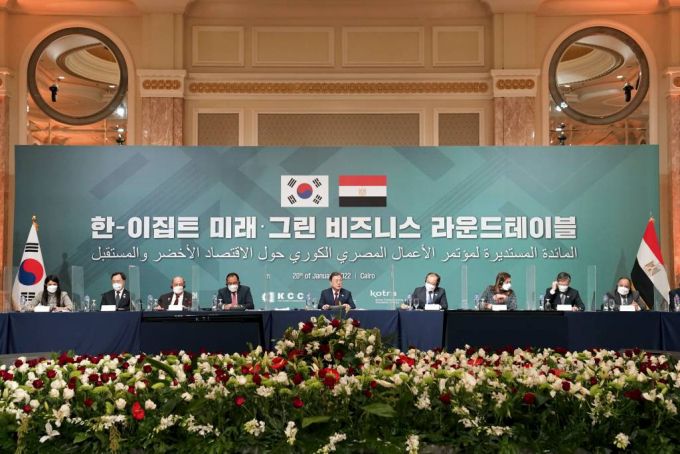 [카이로=뉴시스] 김진아 기자 = 문재인 대통령이 20일(현지시간) 이집트 카이로의 한 호텔에서 열린 한-이집트 미래·그린산업 비즈니스 라운드테이블에서 인사말을 하고 있다. 2022.01.21.