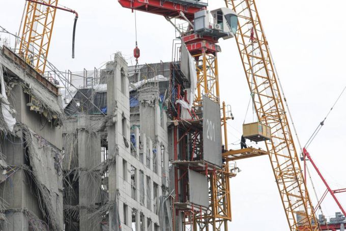 [광주=뉴시스] 권창회 기자 = 광주 서구 화정동 HDC현대산업개발 아이파크 아파트 신축공사현장 붕괴 사고 12일째인 22일 오전 붕괴 된 아파트 인근 기울어진 크레인에서 관계자가 작업을 하고 있다. 2022.01.22.