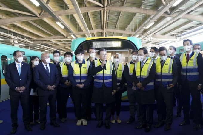 [카이로=뉴시스 김진아 기자 = 문재인 대통령이 21일(현지시간) 이집트 카이로 엘살렘 차량기지를 방문해 현대로템이 공급한 전동차량 앞에서 방문 소감을 밝히고 있다. 2022.01.21.