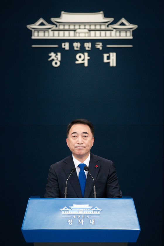 (서울=뉴스1) 유승관 기자 = 박수현 청와대 국민소통수석이 17일 청와대 브리핑룸에서 대통령비서실 민정수석비서관 인사브리핑을 하고 있다.  문재인 대통령은 이날 청와대 대통령비서실 민정수석비서관에 김영식 전 대통령비서실 법무비서관을 내정했다. 2022.1.17/뉴스1