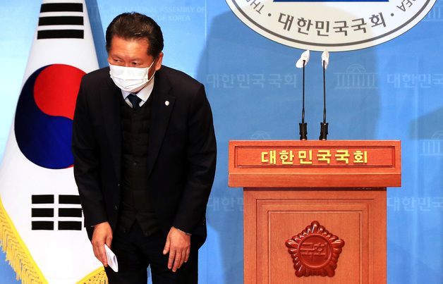 (서울=뉴스1) 오대일 = 국립공원 내 사찰 문화재 관람료 징수를 두고 '봉이 김선달'에 비유 논란을 일으킨 정청래 더불어민주당 의원이 21일 오후 서울 여의도 국회의사당 소통관에서 논란 발언에 사과를 하고 있다. 2022.1.21/뉴스1