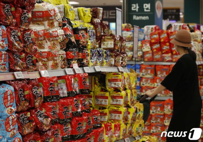 (서울=뉴스1) 권현진 기자 = 농심이 신라면 등 주요 라면의 출고가격을 평균 6.8% 인상한 지난해 8월. 서울의 한 대형마트에 라면이 진열돼 있다.  농심은 출고가격 기준으로 신라면 7.6%, 안성탕면 6.1%, 육개장사발면 4.4%를 인상했다. 농심이 라면값을 인상하는 것은 2016년 12월 이후 4년 8개월 만이다.